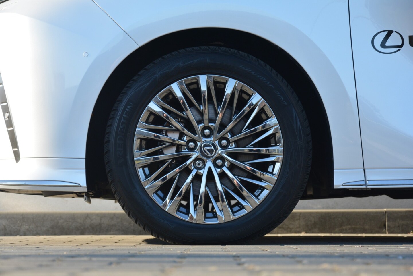 Lexus LM