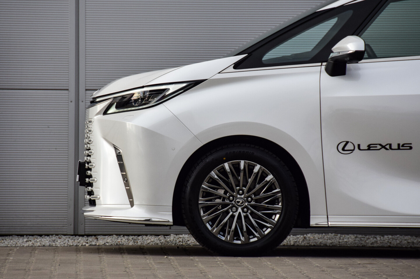 Lexus LM