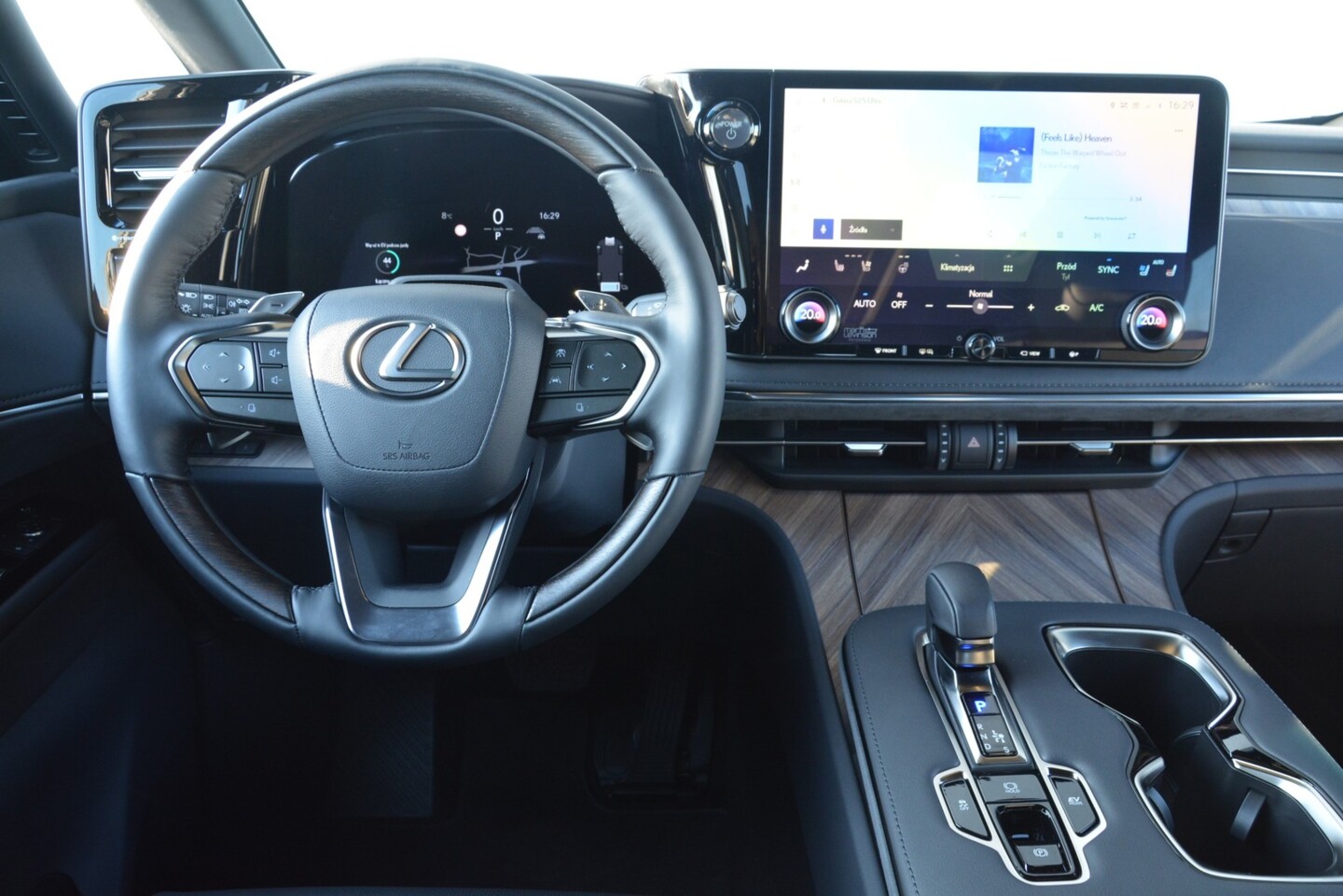 Lexus LM